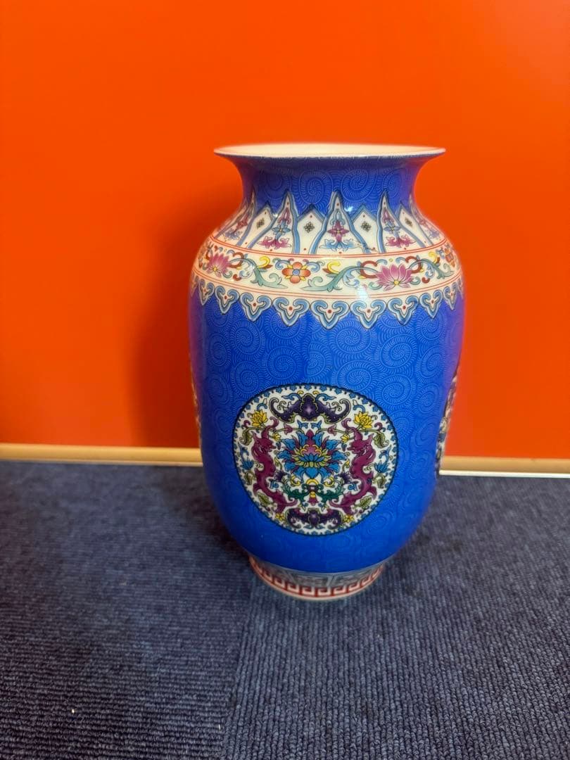 1633 中国美術 骨董 大清乾隆年製銘　藍地紋粉彩冬瓜瓶　時代物