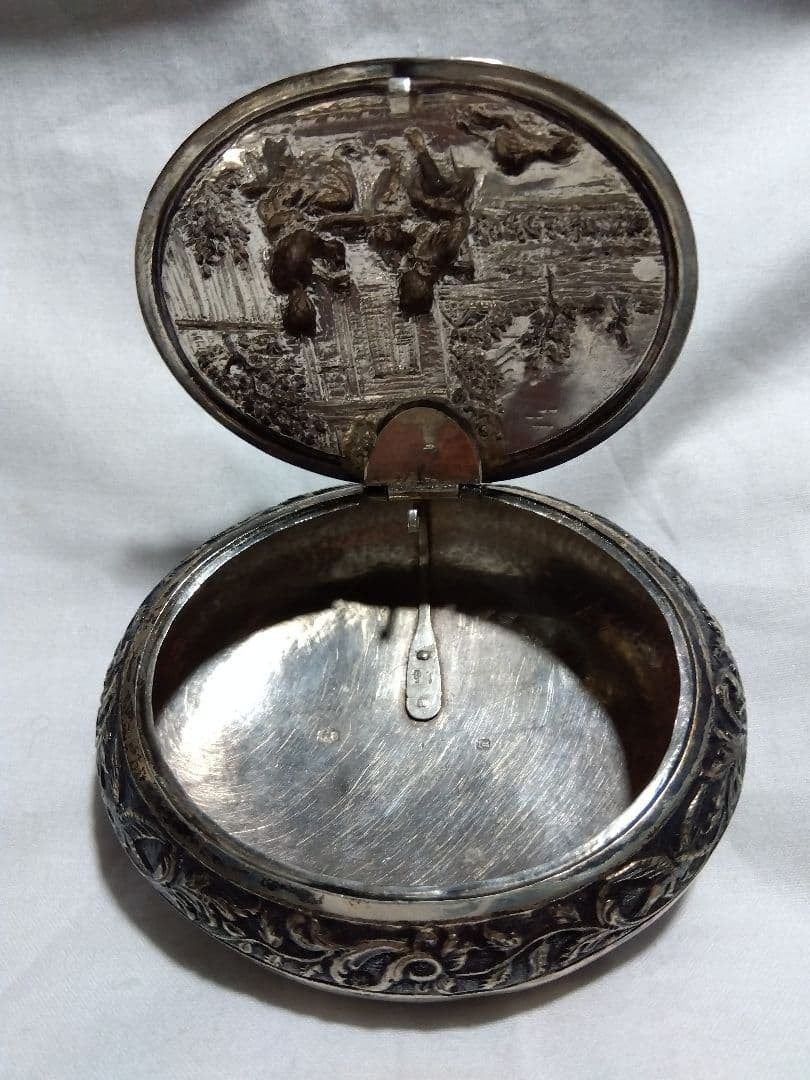 ♪小箱　ボンボニエール？ 銀製？ 犬の刻印 ？