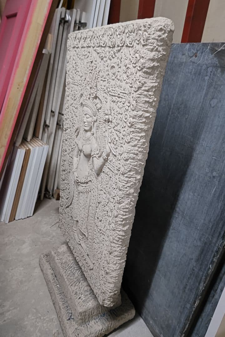 伝統的なアジア風女神像の彫刻