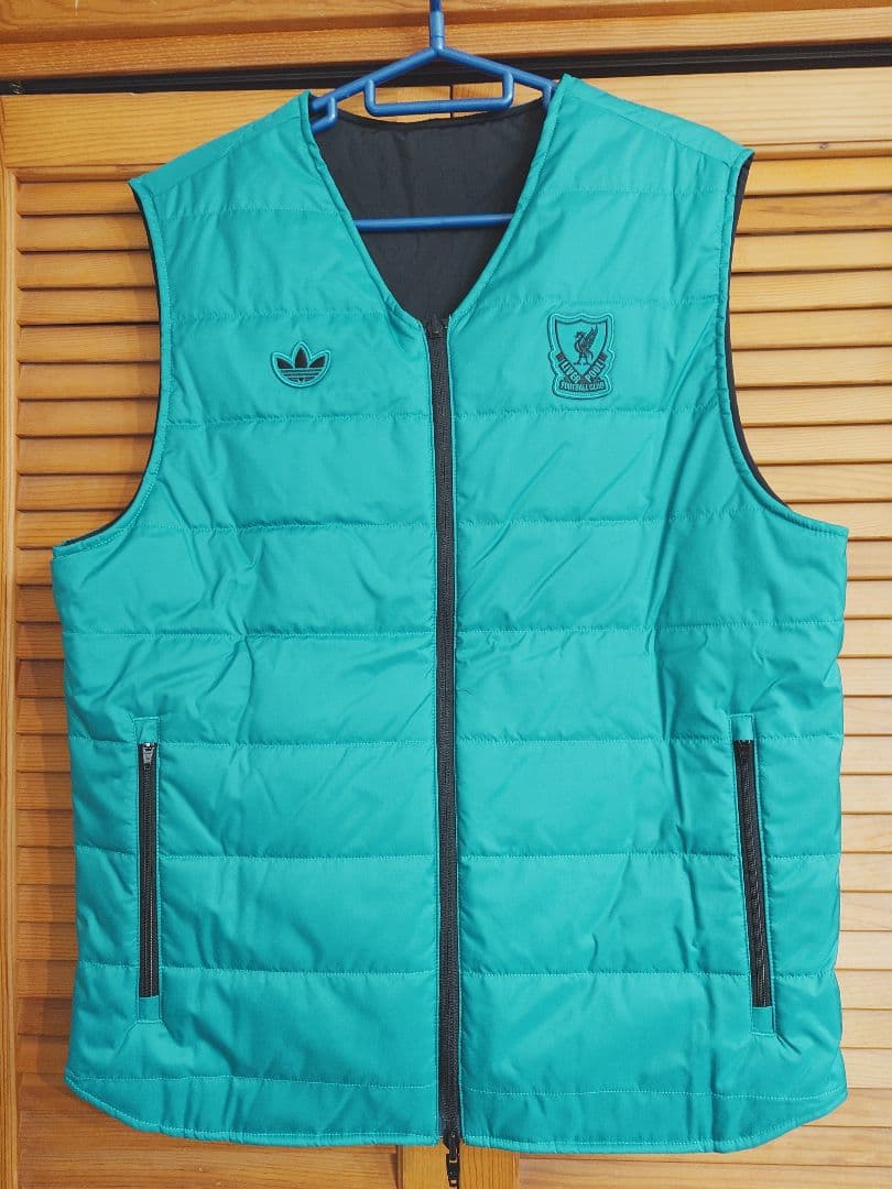 リバプール　25-26　アディダスオリジナルス　中綿ベスト　リバーシブル