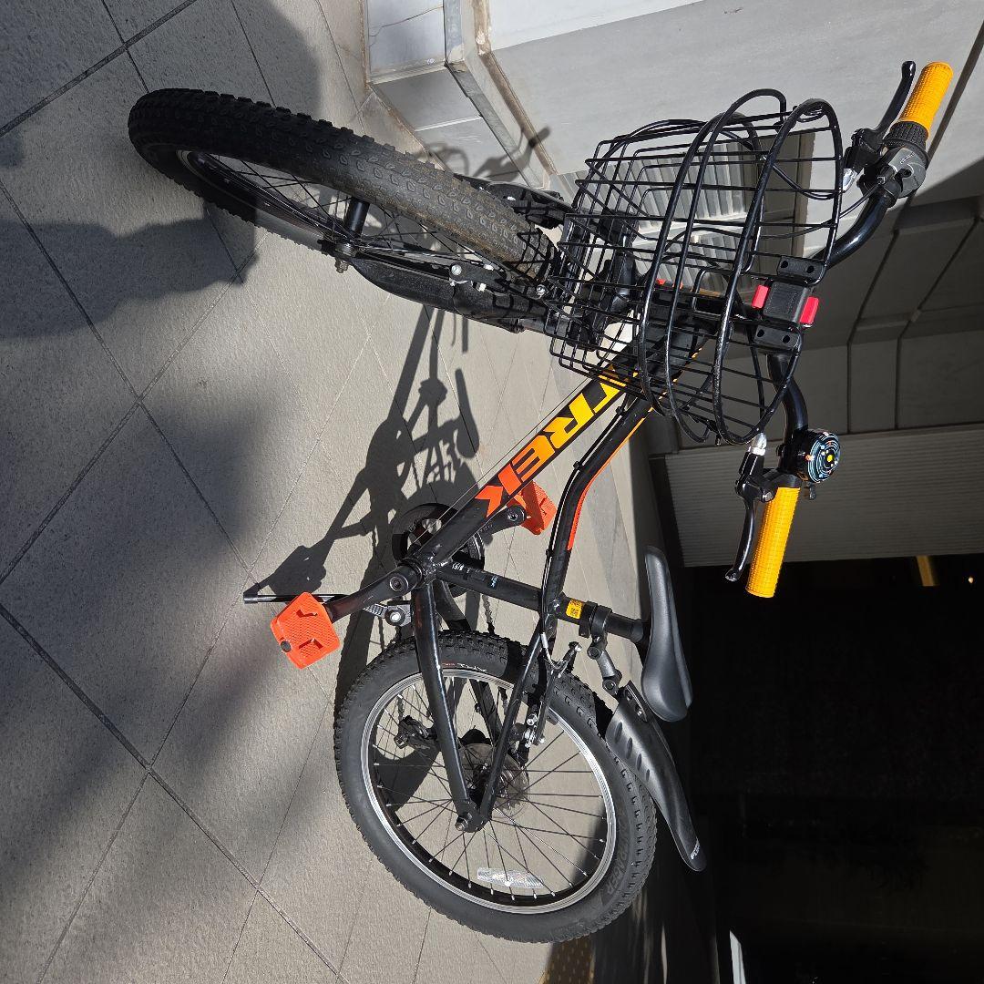 Trek キッズ自転車 20インチ ブラック/オレンジ　(東京都中央区引取のみ)