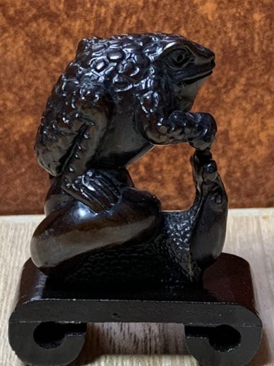 蛙根付  蛙 骨董 銘あり　カエル 置物 縁起物  レトロ アンティーク