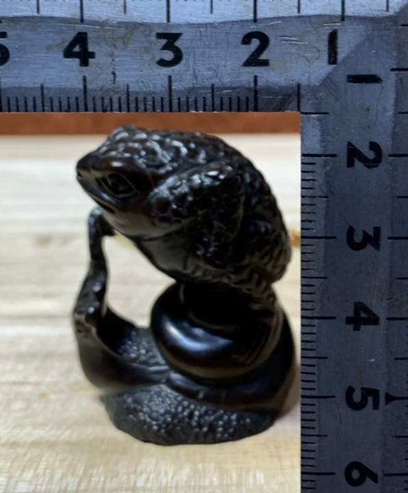 蛙根付  蛙 骨董 銘あり　カエル 置物 縁起物  レトロ アンティーク