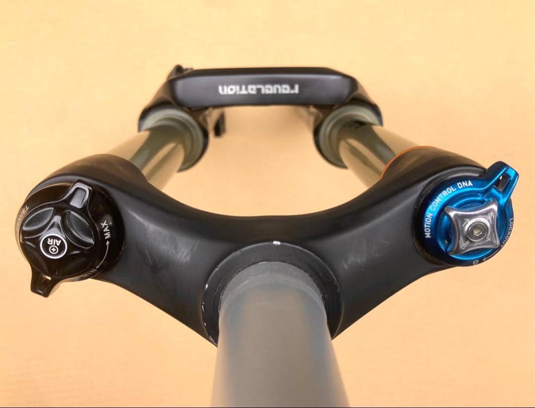 美品!!26インチ ロックショックス REVELATION /ROCKSHOX