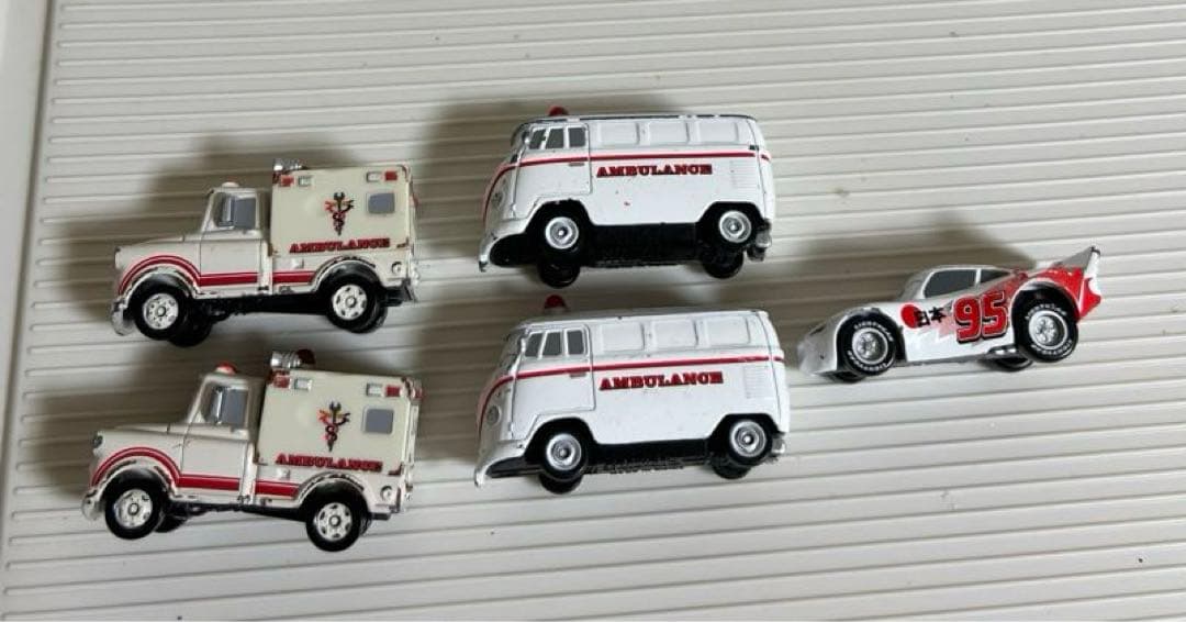 カーズ、ミニカー（トミカ）救急メーター、救急車フィルモア、シュウトドロキペイント