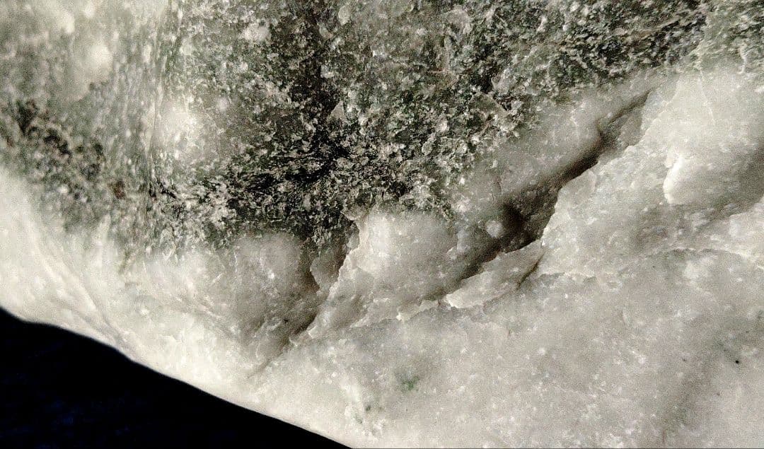 ★翡翠原石★糸魚川硬玉【小滝・転石・底カット】