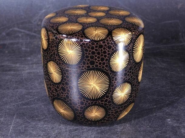 【茶道具　塗師　尚峰　沈金唐松　中棗（共箱）／検：輪島塗】