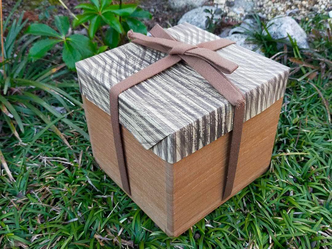 ♥美濃焼　織部黒　茶碗　桐箱　仕覆付き　引出黒　瀬戸黒　骨董品