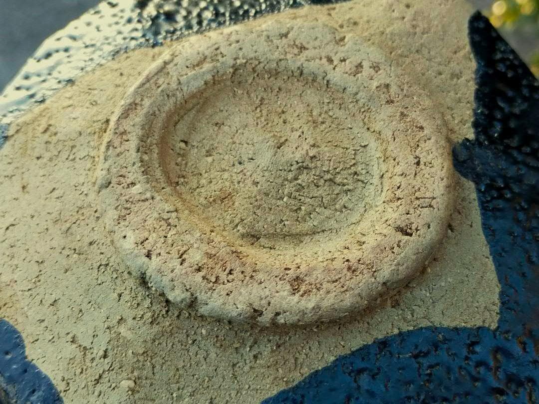 ♥美濃焼　織部黒　茶碗　桐箱　仕覆付き　引出黒　瀬戸黒　骨董品