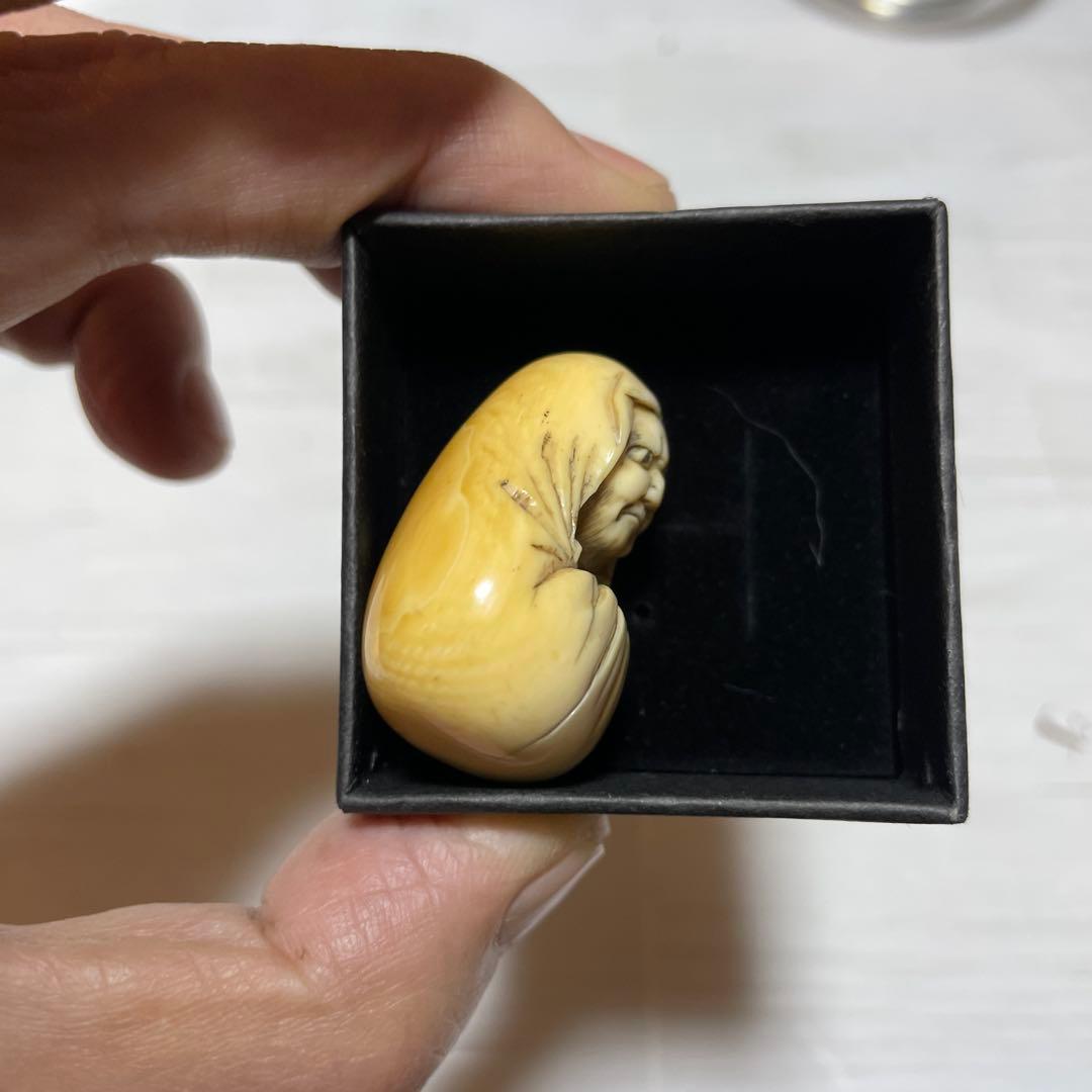 根付 達磨 骨 牙等天然素材。