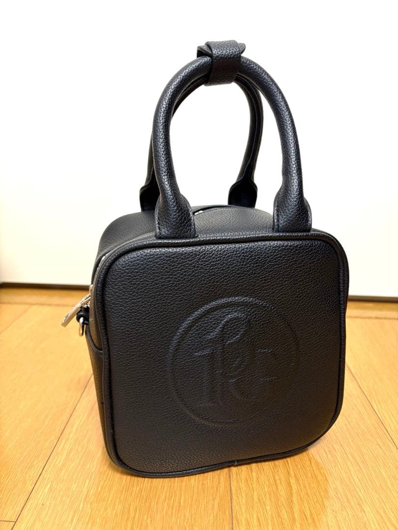 【美品】1PIU1UGUALE3（ウノピゥウノウグァーレトレ） レザーミニバッグ