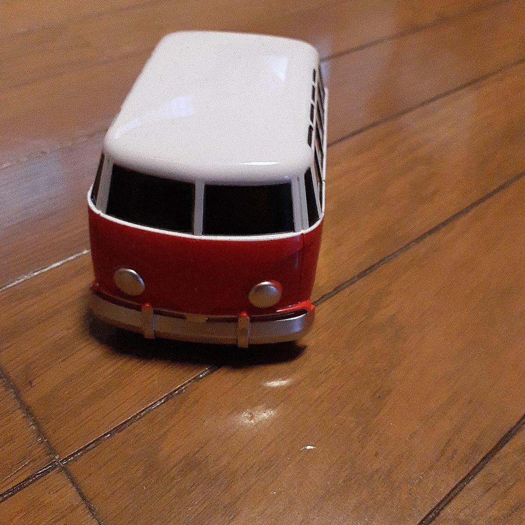 赤い車のおもちゃ