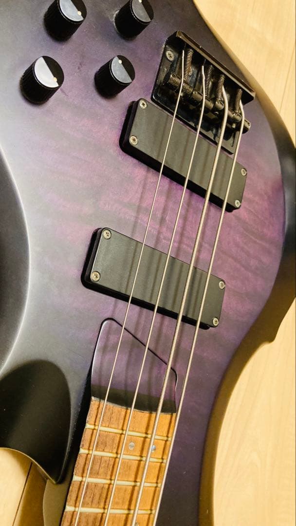 『エレキベース』　Edwards ラルクのtetsuya氏モデル　演奏問題無し