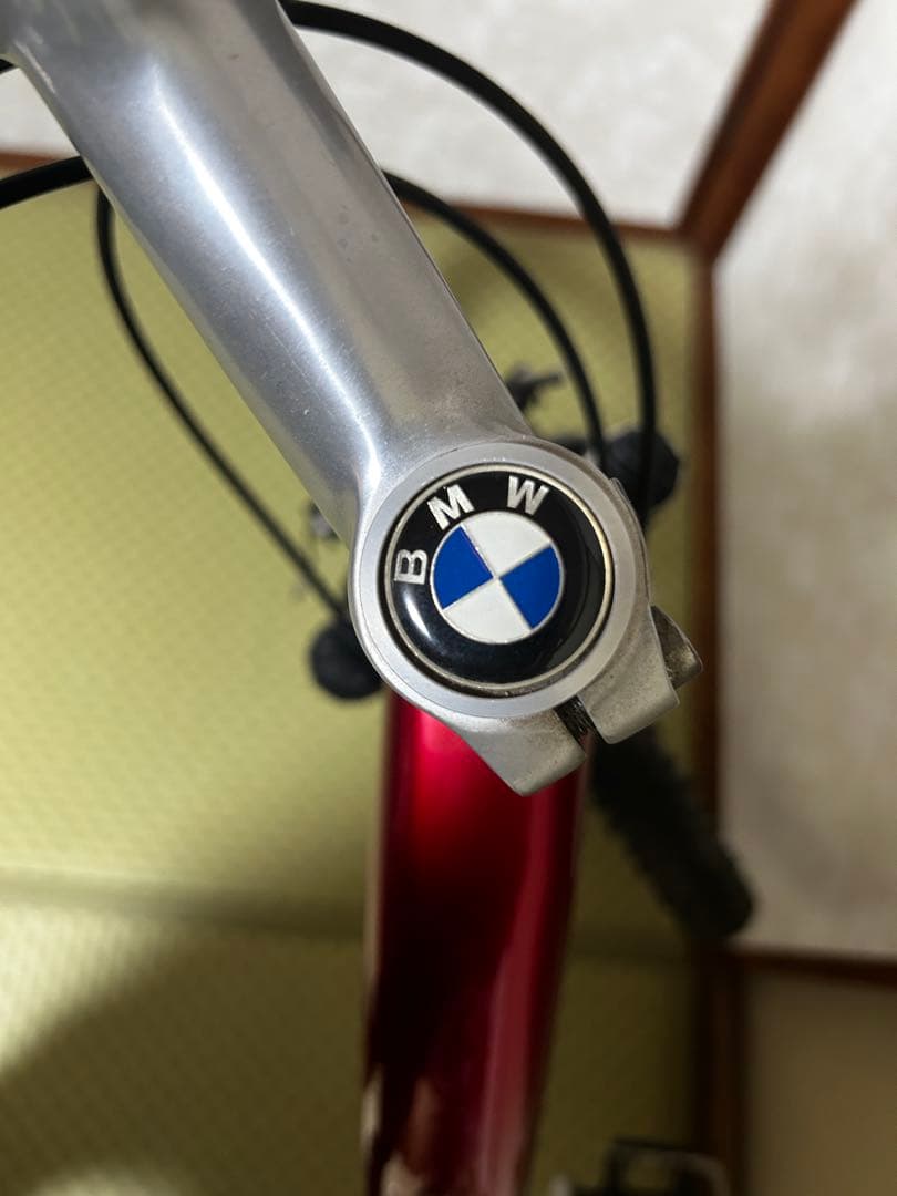  赤いオフロードバイク