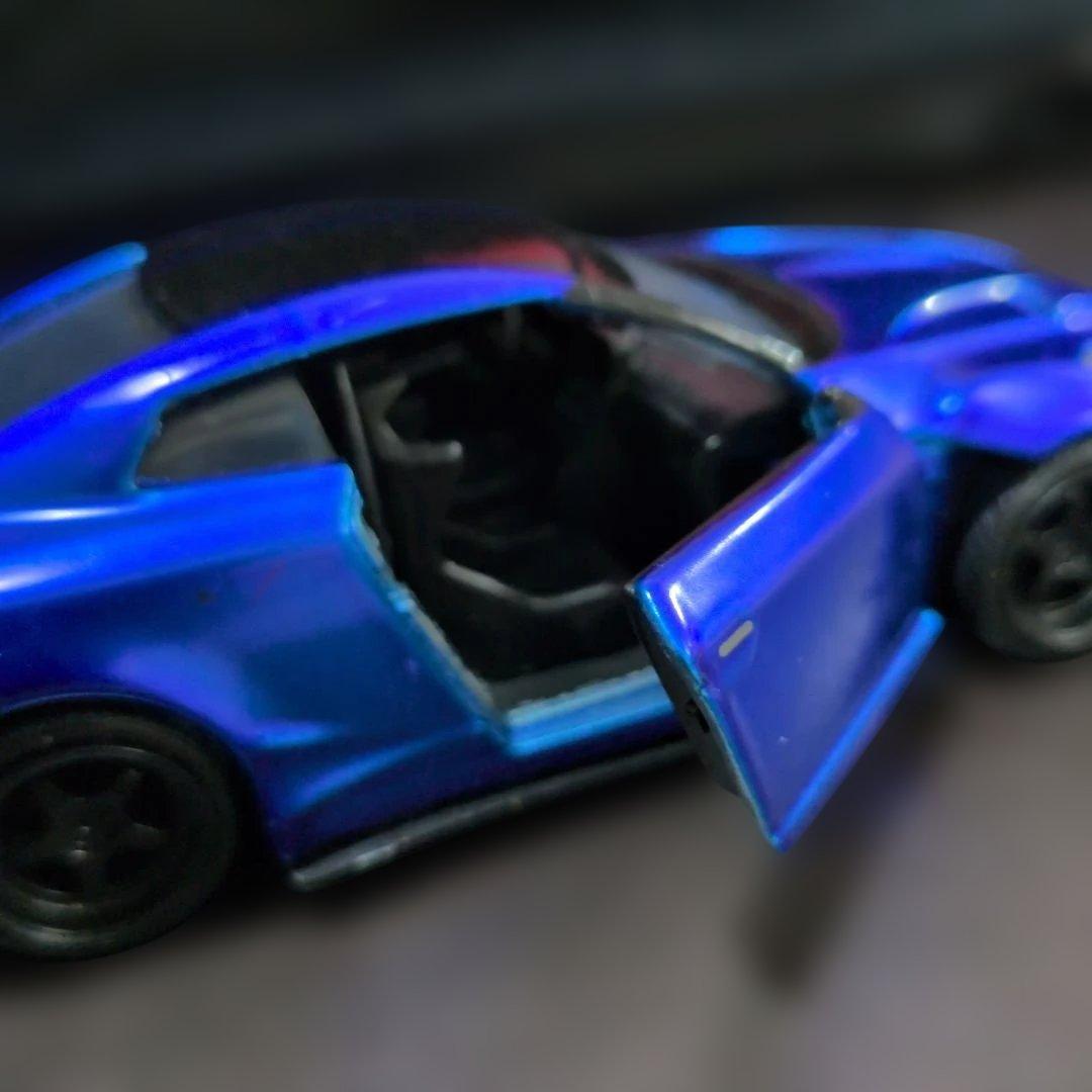青いスポーツカー ミニカー リアウィング付き