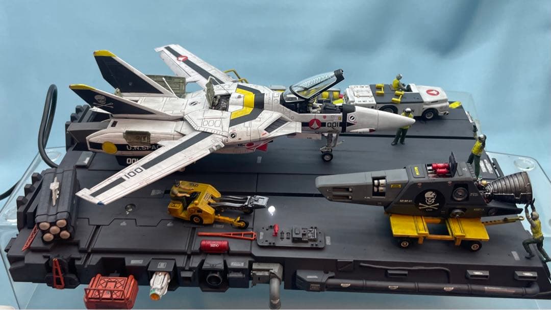 プラマックス　バリキリー ロイフォッカー機　整備中ジオラマ