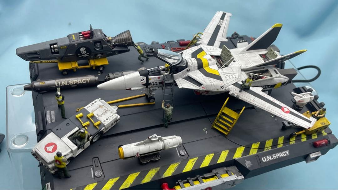 プラマックス　バリキリー ロイフォッカー機　整備中ジオラマ