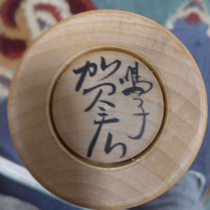 伝統的な木製こけし 花模様