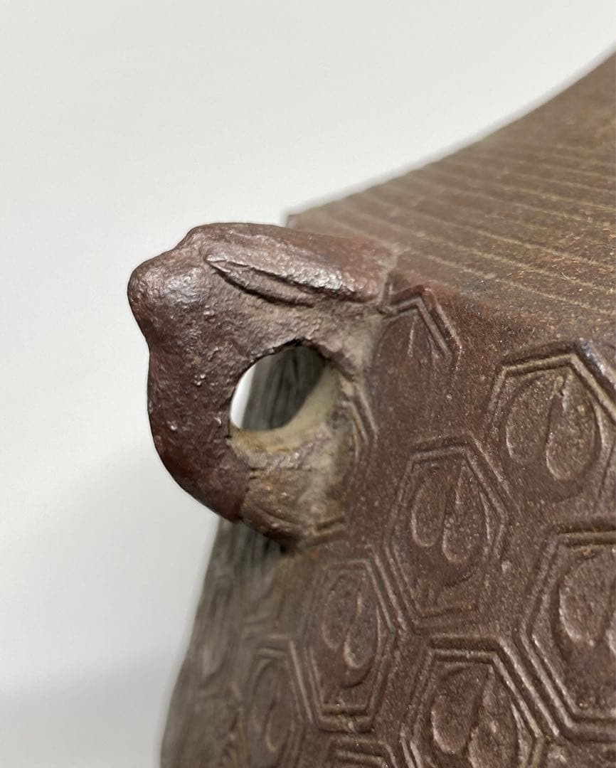 【茶道具】金森紹栄造　亀甲鶴文独楽釜　風炉用　（共箱）