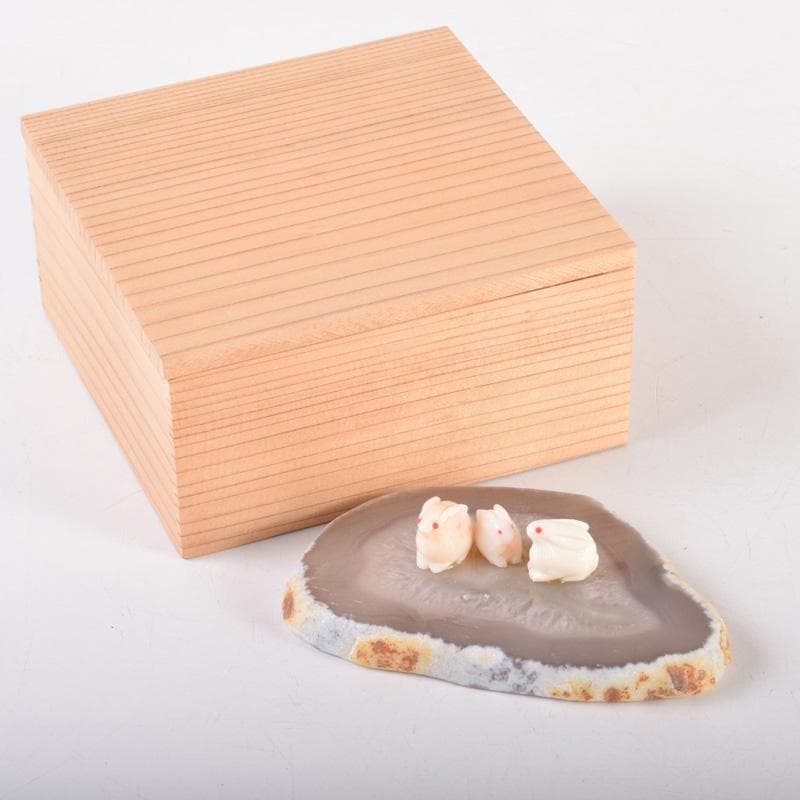 白珊瑚　兎彫刻　置物　瑪瑙石台付　時代箱付　V　7910