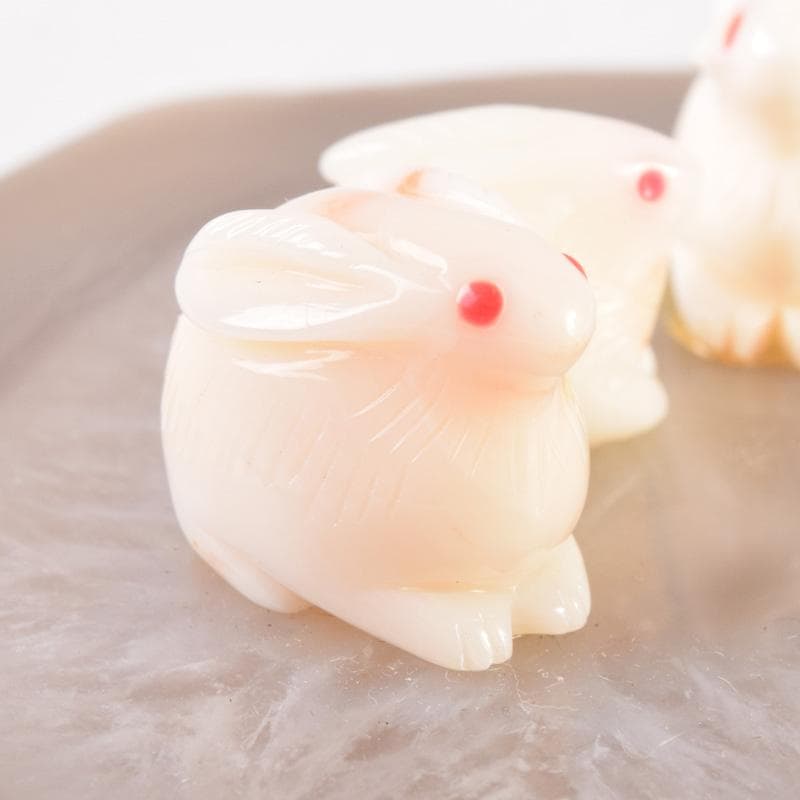 白珊瑚　兎彫刻　置物　瑪瑙石台付　時代箱付　V　7910