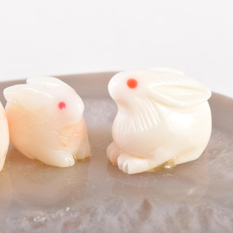 白珊瑚　兎彫刻　置物　瑪瑙石台付　時代箱付　V　7910
