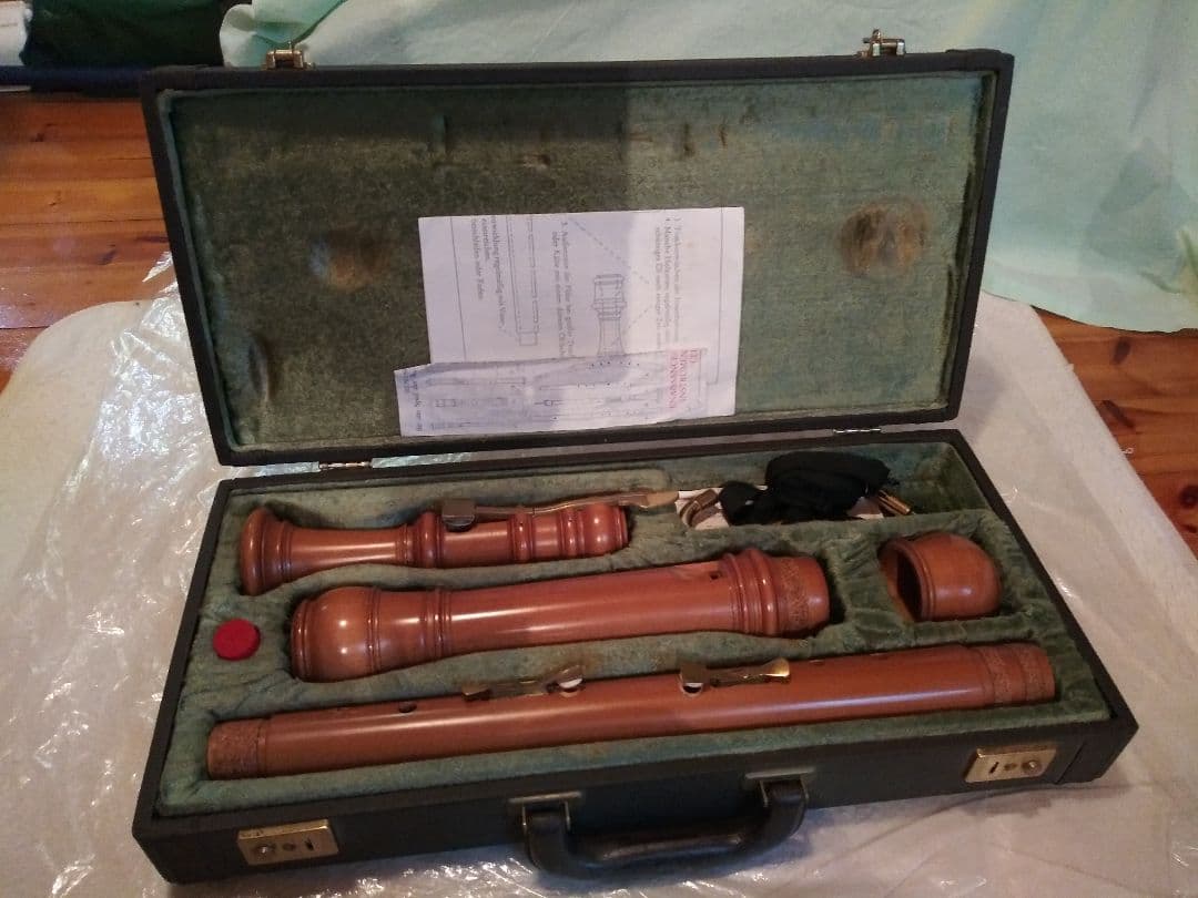 Moeckバスリコーダー 、ケース付き