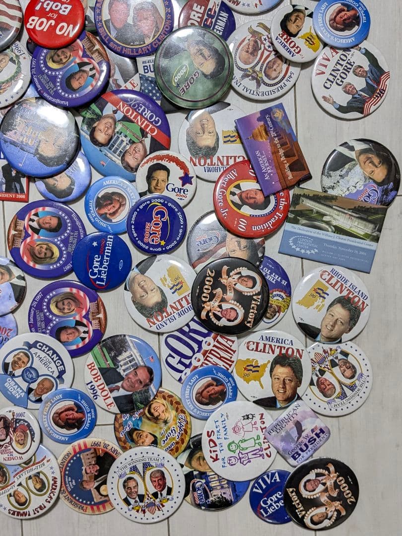 アメリカの缶バッジ 118個 まとめ売り ビンテージ ピンバッジ USA