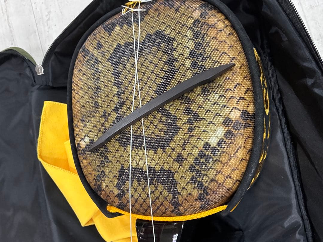 B0105）沖縄三線 蛇三線 人工皮 蛇柄 三味線 和楽器 ソフトケース付き