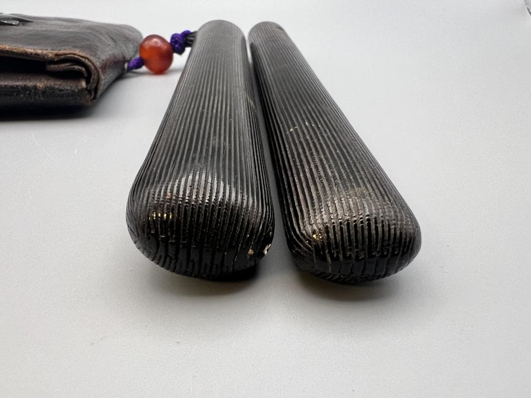 江戸明治時代　斧形前金具　銀象嵌　裏金具在銘　キセル入れ一心在銘　瑪瑙珠根〆