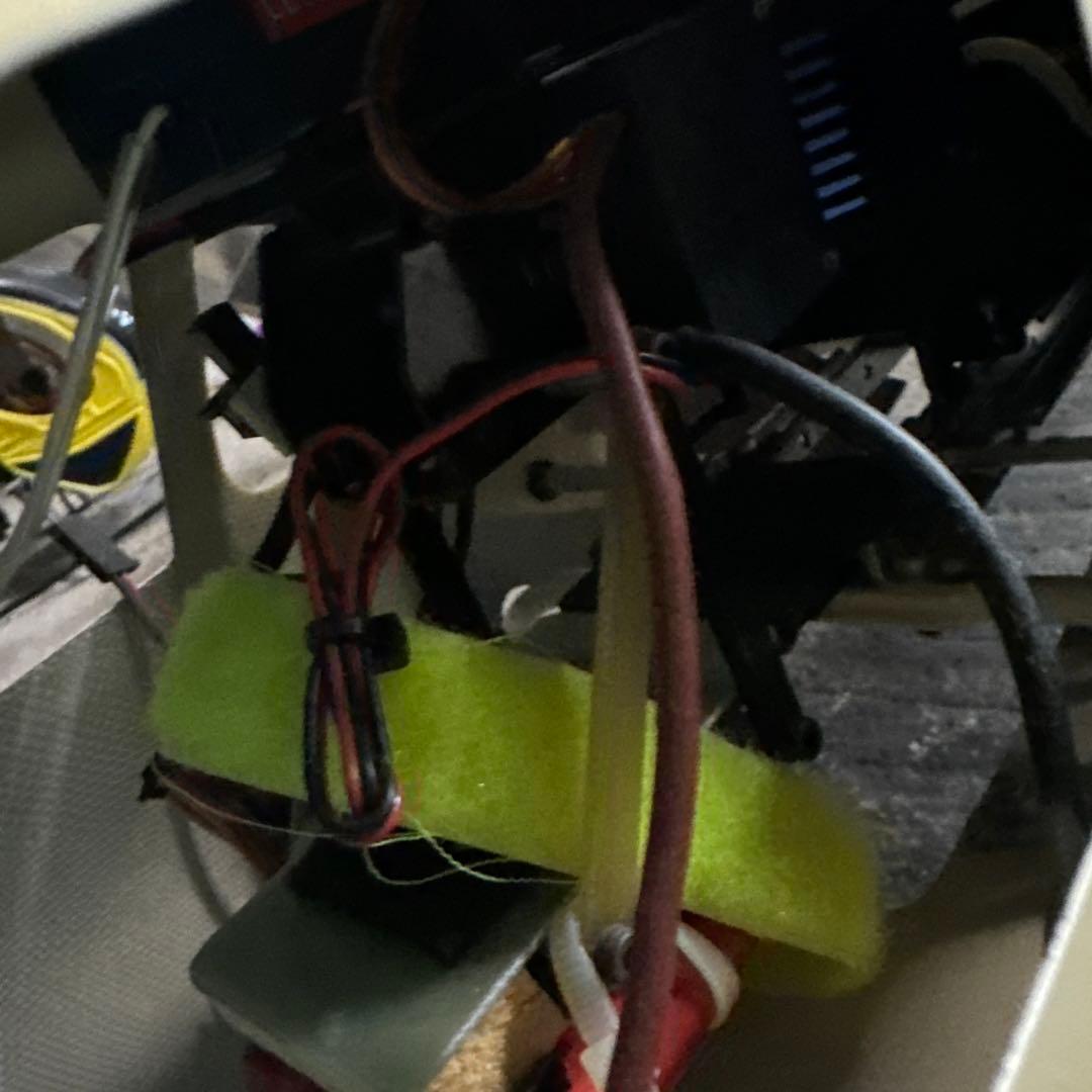 JA9909 ヘリコプター クリーム色と赤