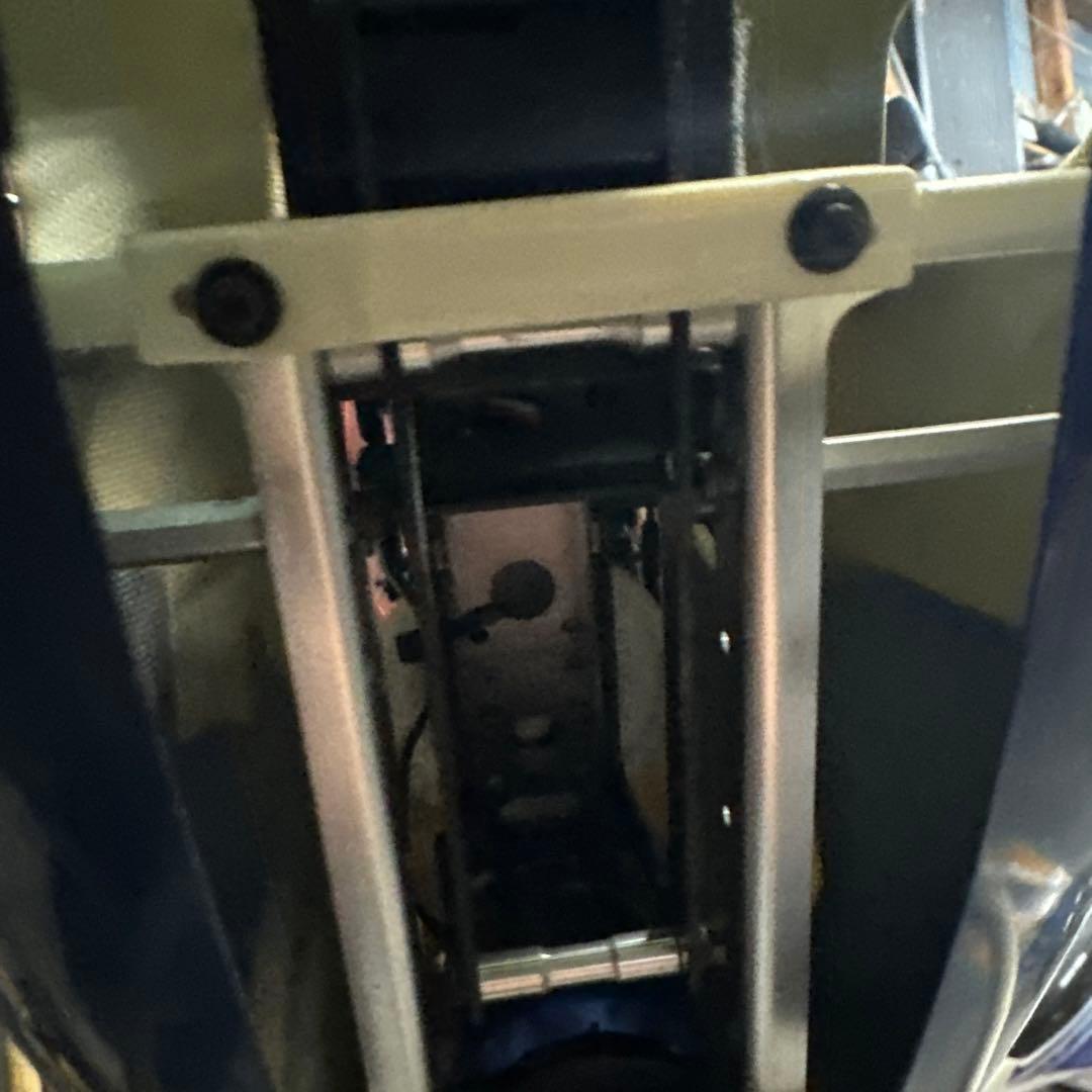 JA9909 ヘリコプター クリーム色と赤