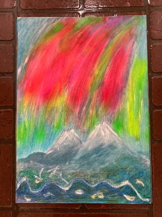 アラスカのデナリにかかる赤いオーロラの幻想絵画