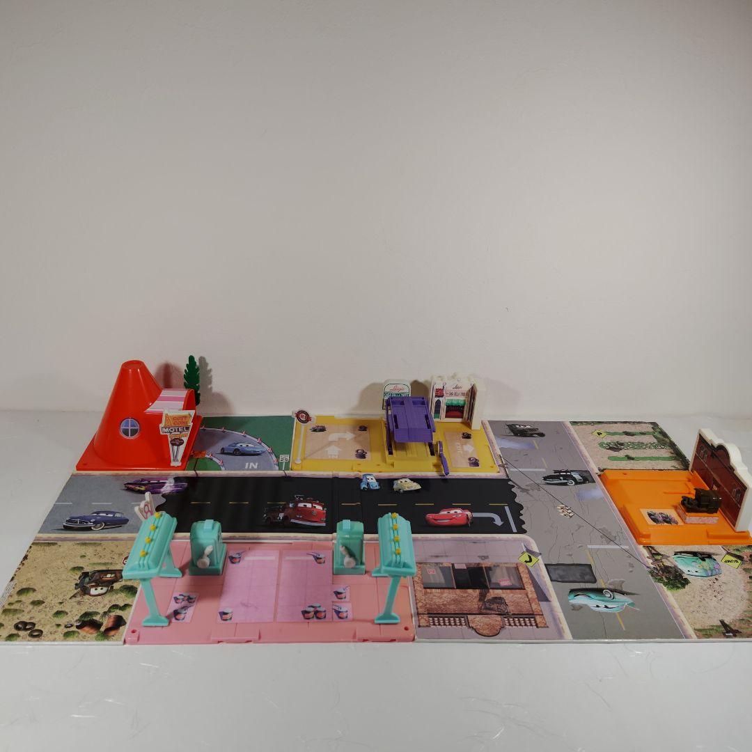 トミカ　カーズラジエータースプリングス＆トレーラマック