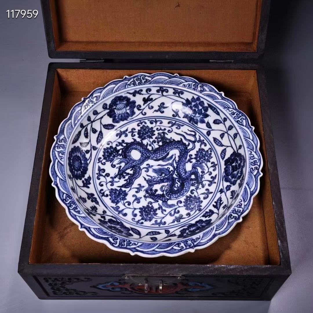 中国古美術・珍蔵收・藍釉青花龍図陶磁器皿・青花瓷器・陶芸・純手絵・文房置物