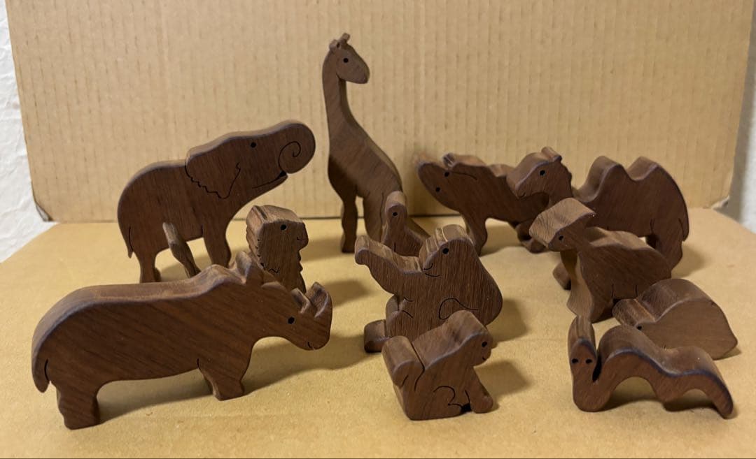 アフリカ大陸　壁掛け　動物12匹　木製パズル　29✖️25 ✖️2、2