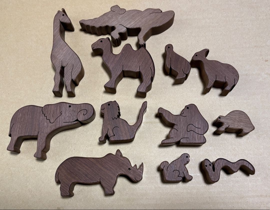 アフリカ大陸　壁掛け　動物12匹　木製パズル　29✖️25 ✖️2、2