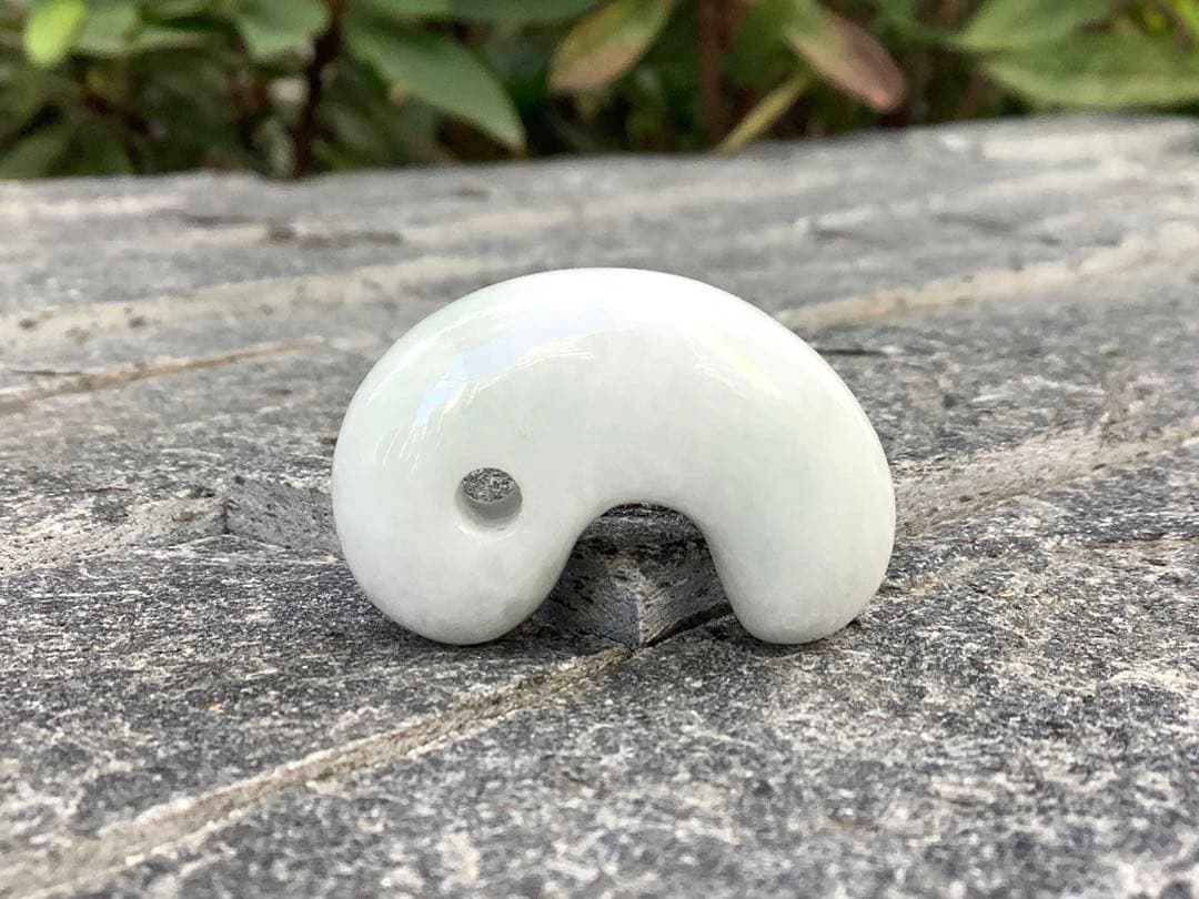 ✳安価卸し値段　幸運引き寄せる糸魚川翡翠勾玉　本物を１個お持ちください　鑑別書付