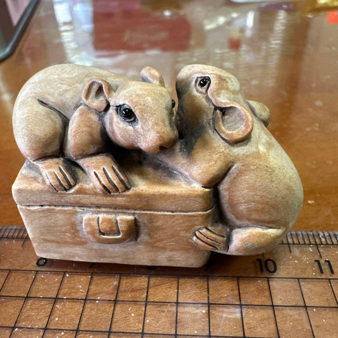 根付/初代伊勢正直の実子、伊勢正勝の木彫のネズミの彫刻 2匹が宝箱に寄り添う