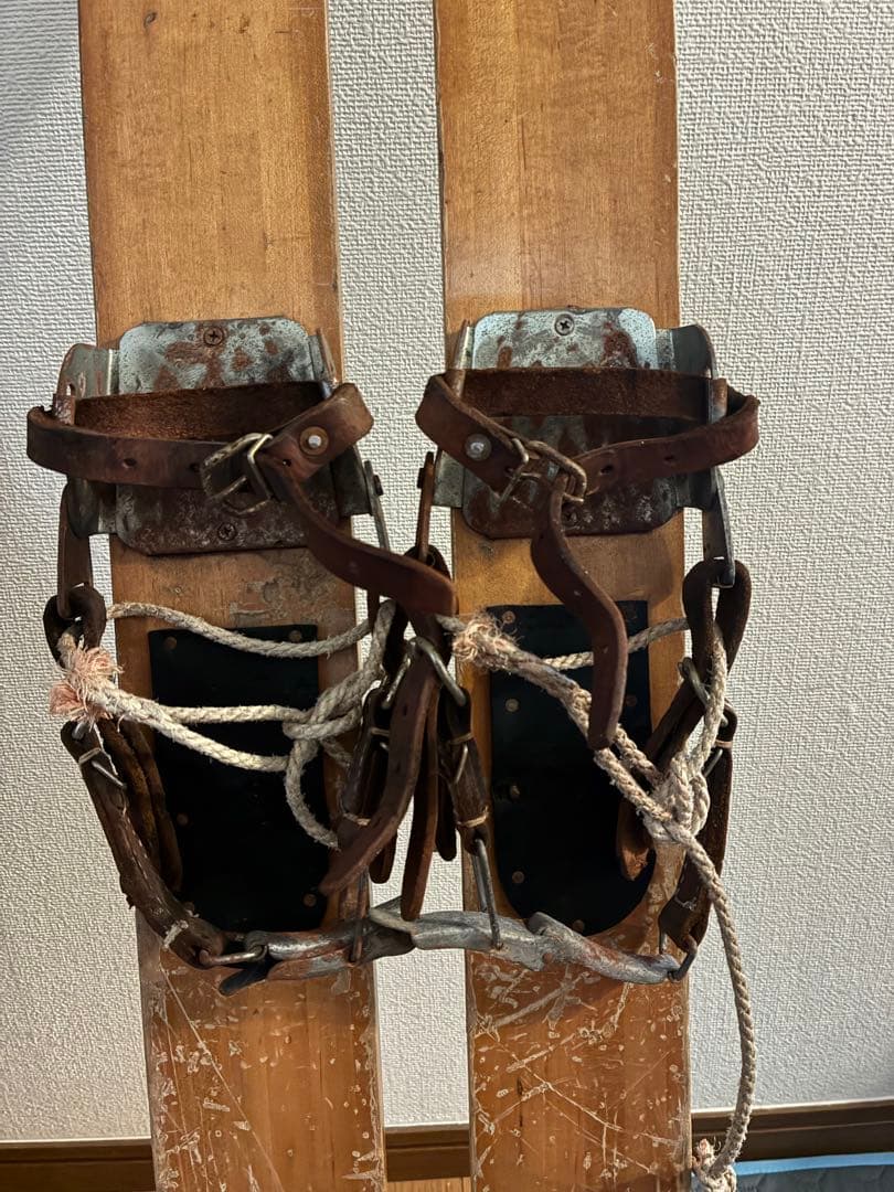 秀岳荘　スキー板 アザラシの皮？ゾンメルスキー