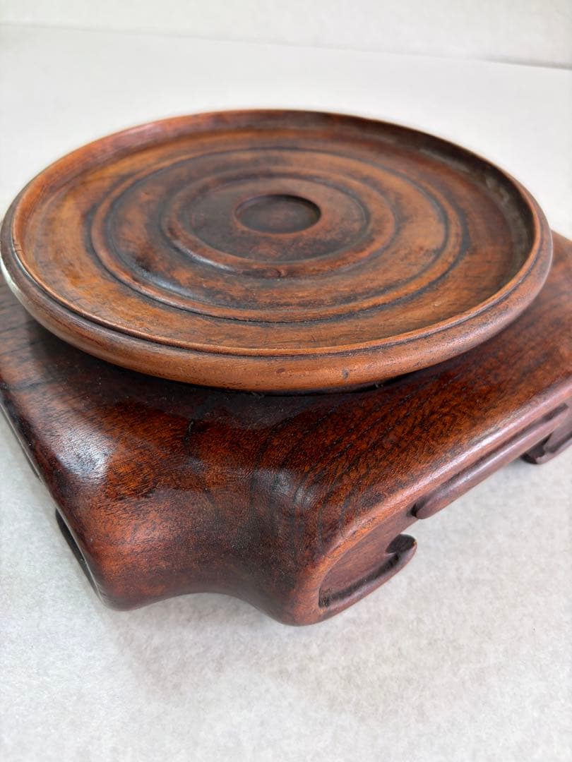 木製円形プレートと八角形台座