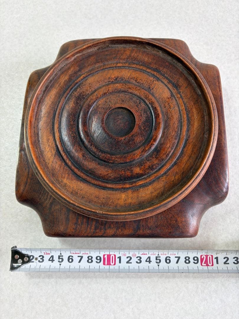 木製円形プレートと八角形台座