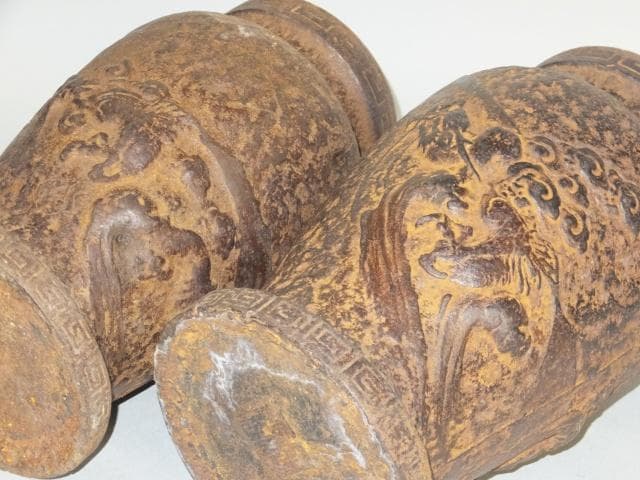 時代古鉄 華道具 在銘 花器 壺『荒膚地浮彫雲龍雷文　壱対』1128O