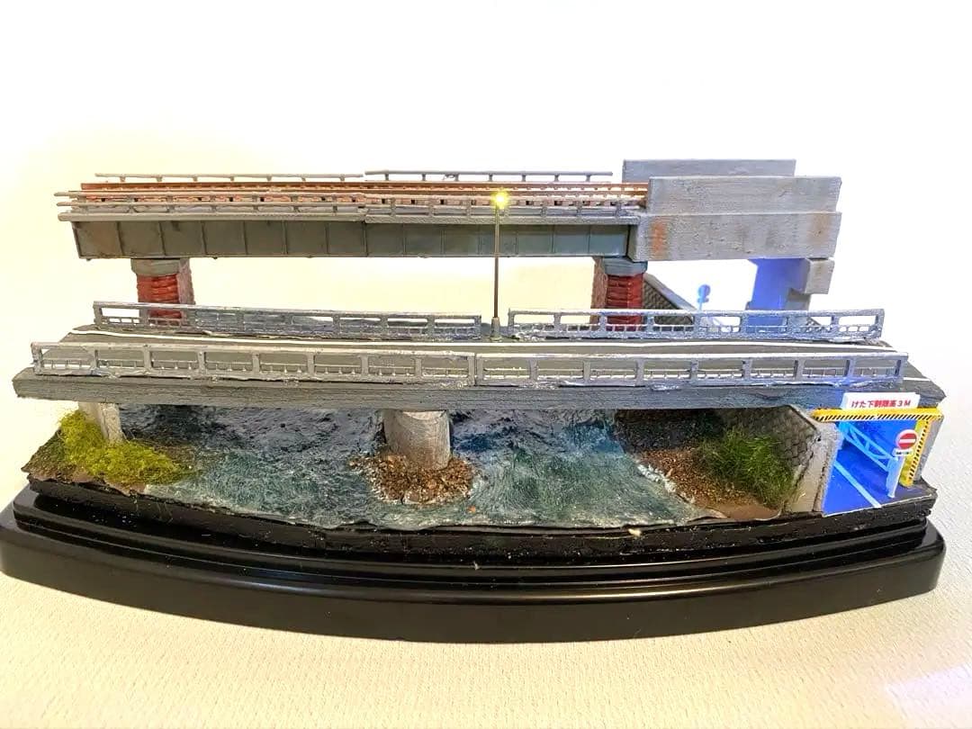 Nゲージ　鉄道　ジオラマ　模型　ガーター橋と架道橋　展示台　LED照明付き
