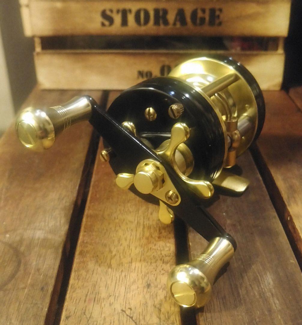 BULS1510C 丸型ベイトリール 右ハンドル　ブラック・ゴールド