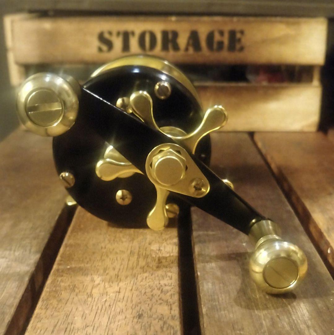 BULS1510C 丸型ベイトリール 右ハンドル　ブラック・ゴールド