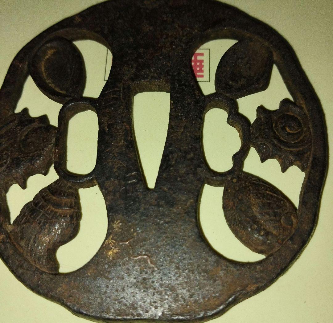 伝統的な日本の鉄製鍔 海の生物デザイン