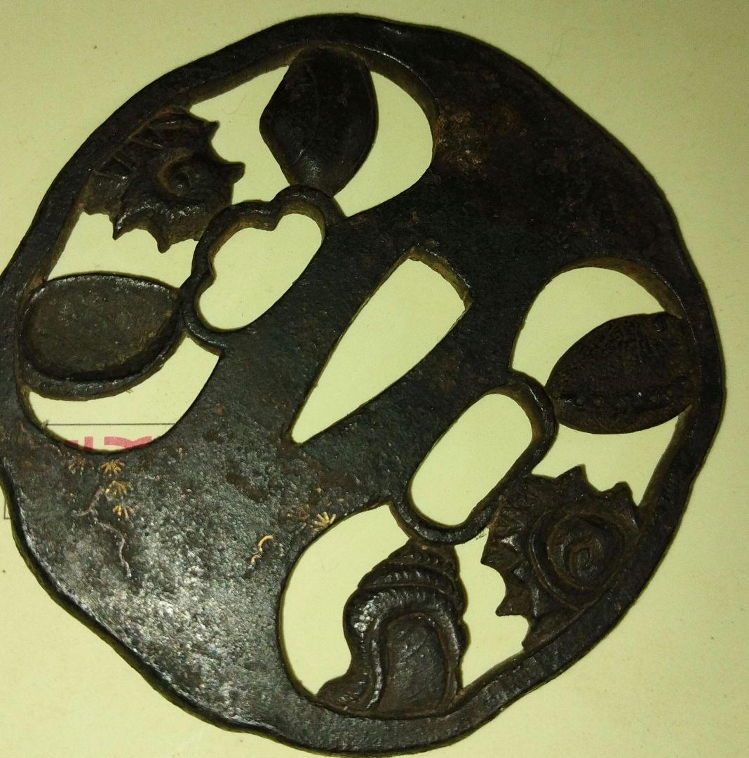 伝統的な日本の鉄製鍔 海の生物デザイン