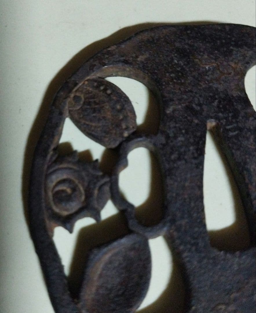 伝統的な日本の鉄製鍔 海の生物デザイン