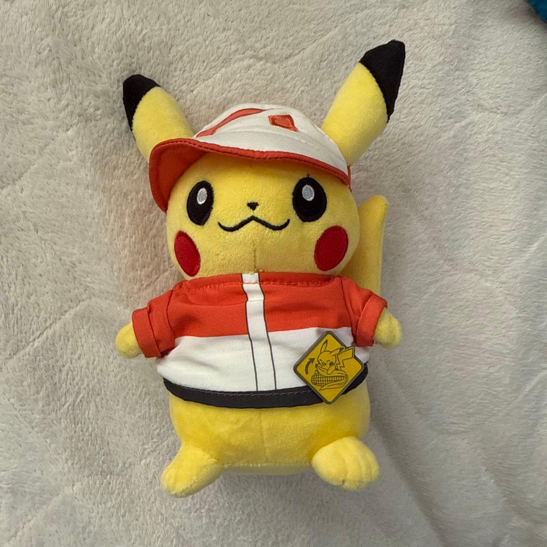 ピカチュウ ぬいぐるみ ポケモントレーナー レッド バッジ付き